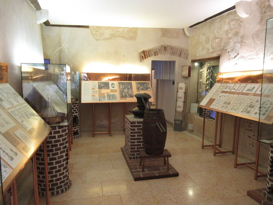 File:Poli Museo della Grappa 02.jpg