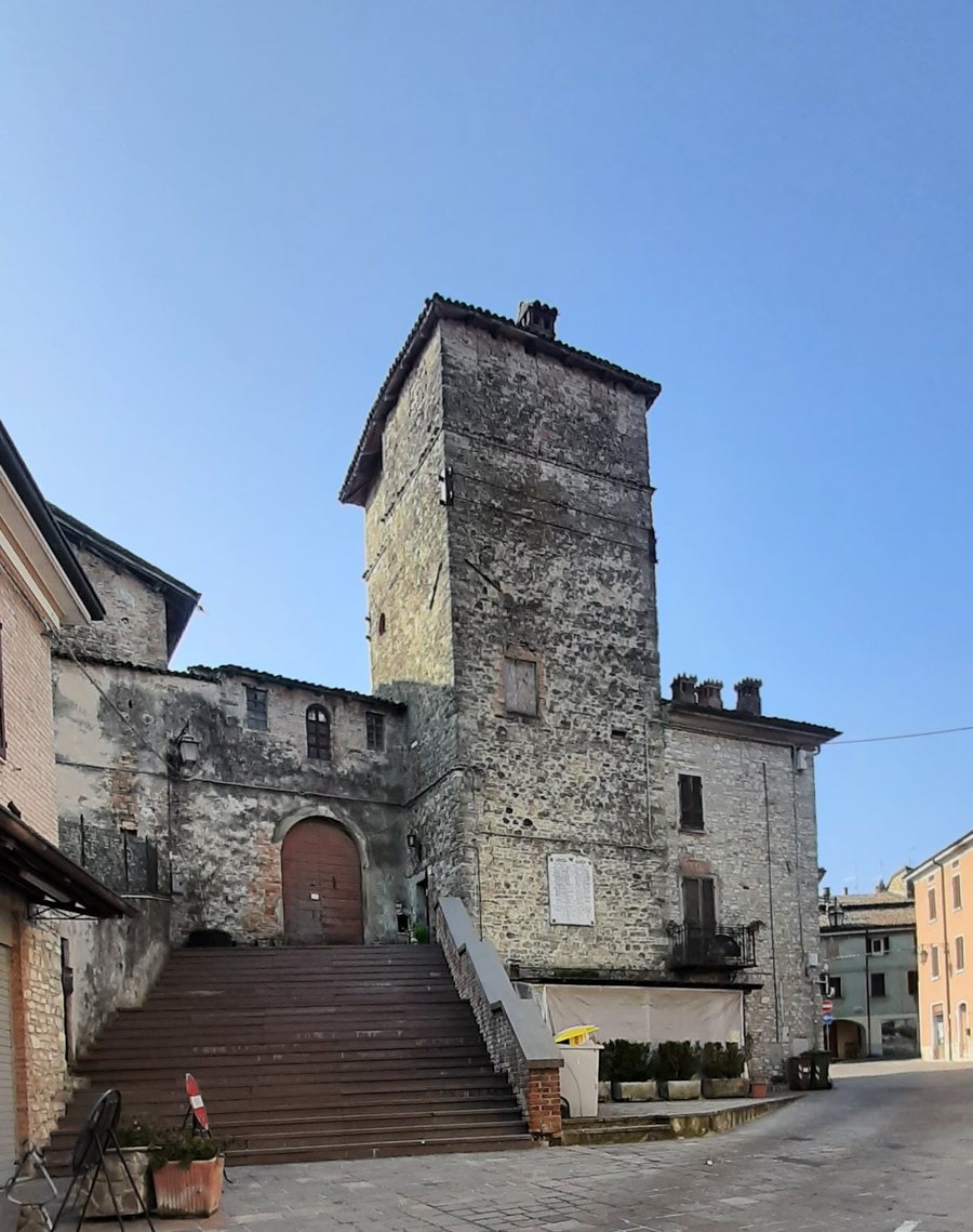 File:Castello Nibbiano Torre.jpg
