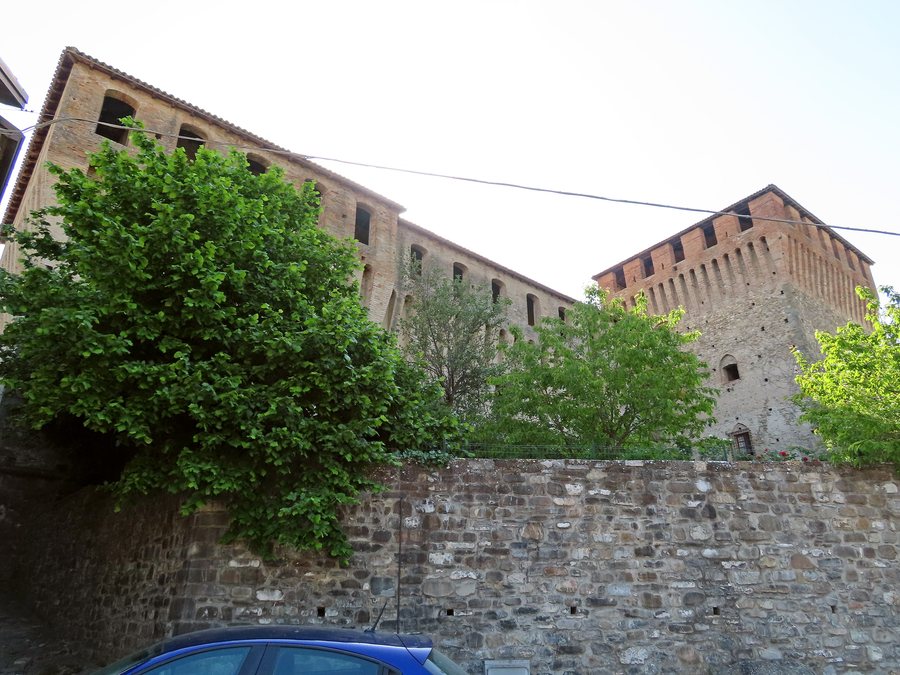 File:Castello (Varano de' Melegari) - lato nord 2022-05-16.jpg