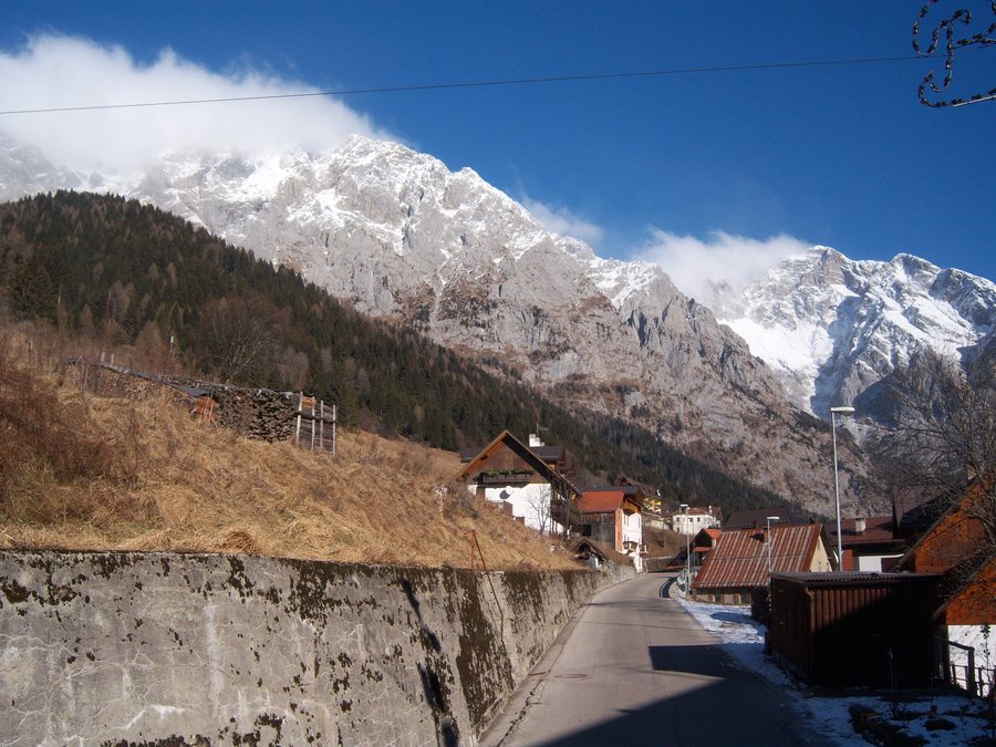 File:Collina ed il Coglians - panoramio.jpg