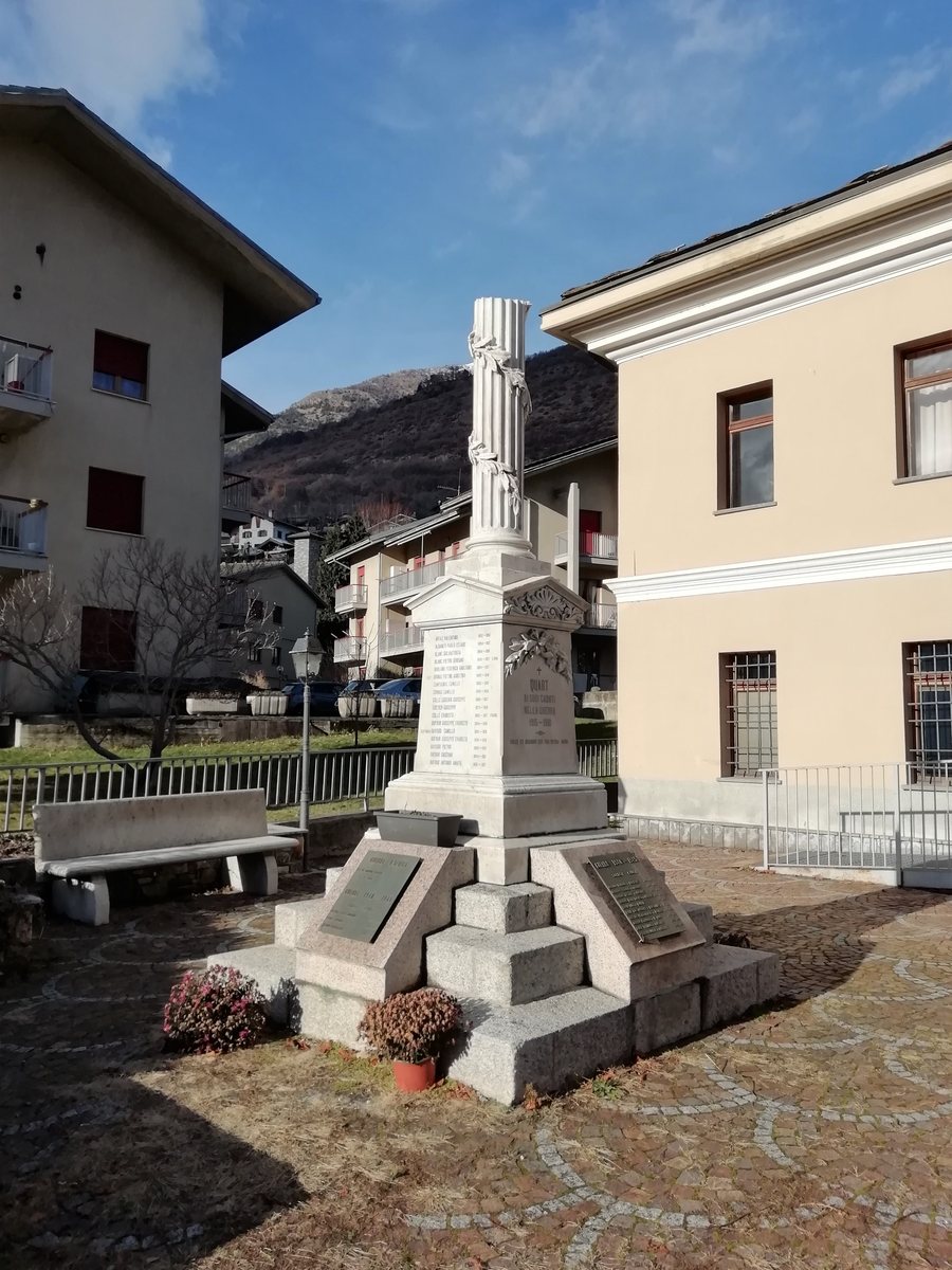 File:Larey, Quart (AO), Italia abc4 monumento.jpg