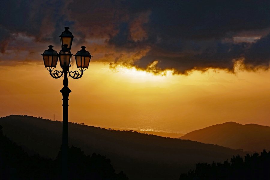 File:Sonnenuntergang mit Laterne und dunklen Wolken, Blick vom Santuario di Gibilmanna, Sicilia, Italy, April 29th, 2019.jpg