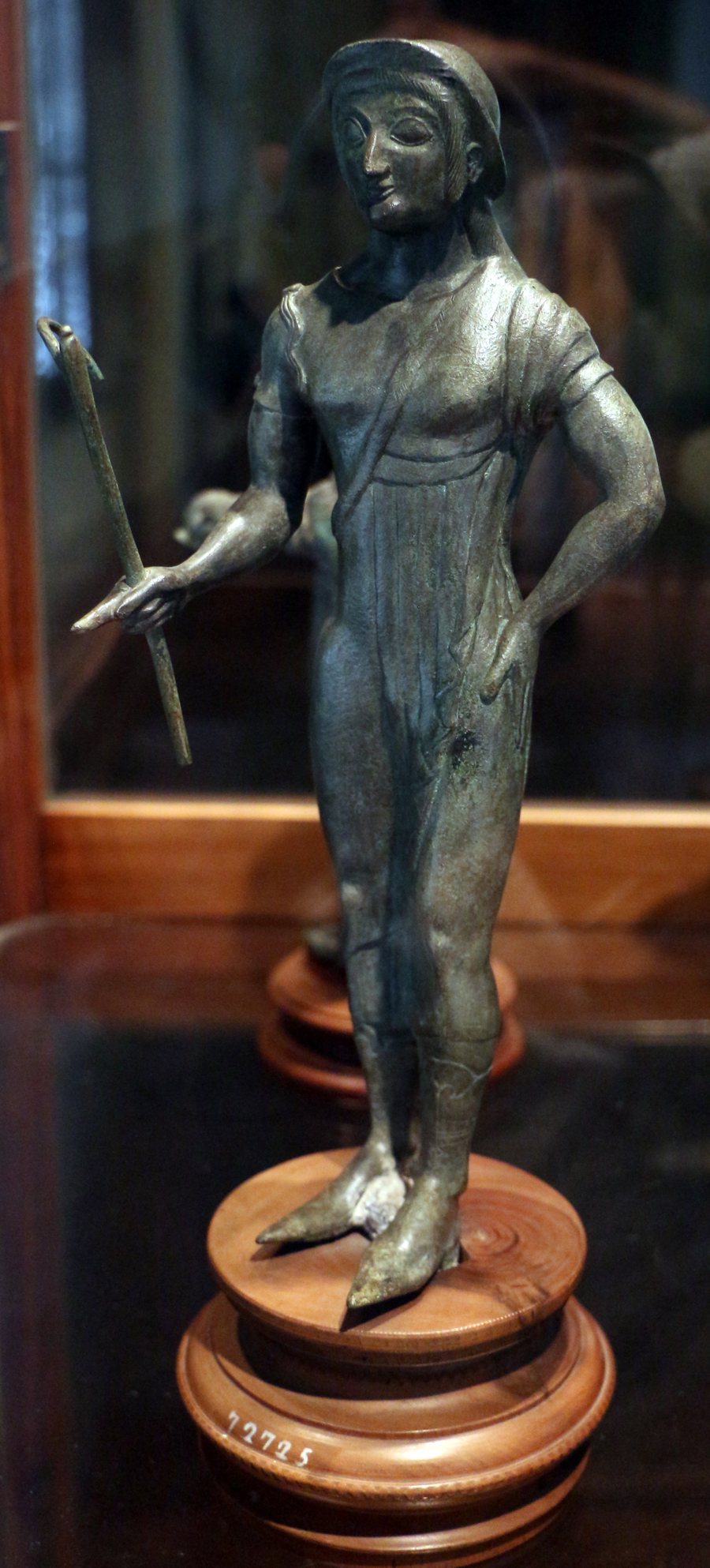 File:Etruria settentrionale, sacerdote con petaso, bastone e nastro serpentiforme, 500-480 ac ca., da isola di fano (Fossombrone) 01.jpg
