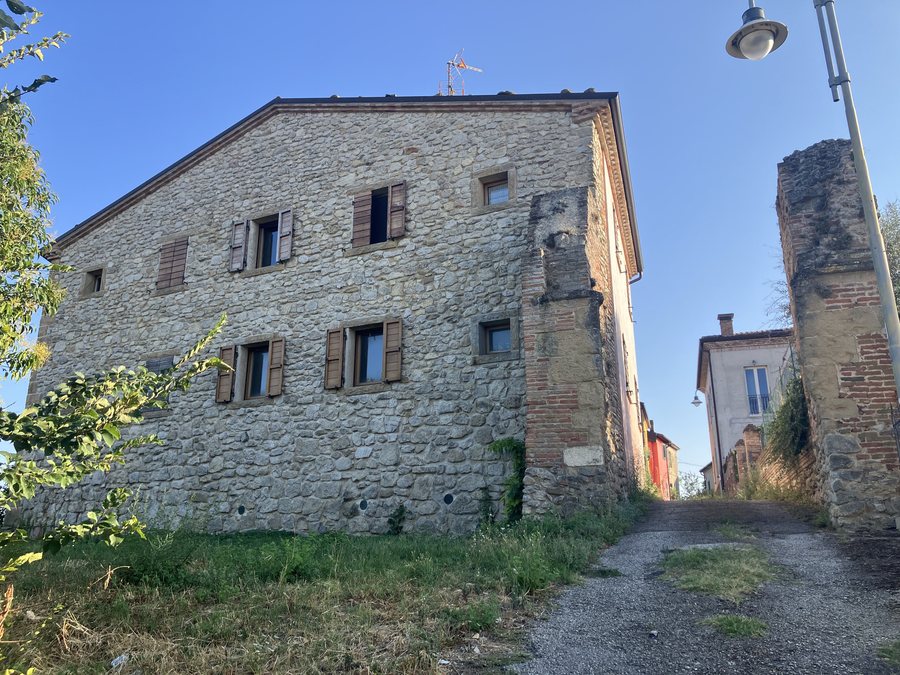 File:Resti del castello di Cerasolo di Coriano (RN).jpg