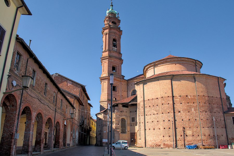 File:Portici ed abside del duomo, Carignano, Italia.jpg