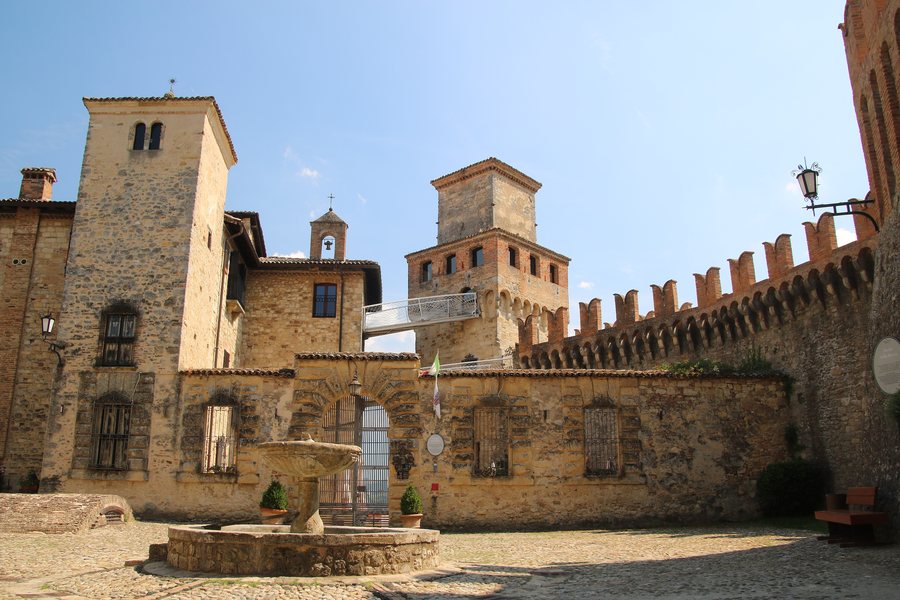 File:Castello di Vigoleno (Vernasca) 09.jpg