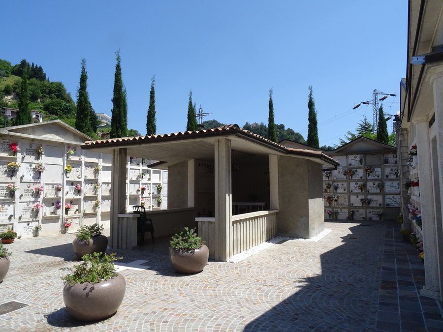 File:Cimitero di Gardola - Cappella.jpg