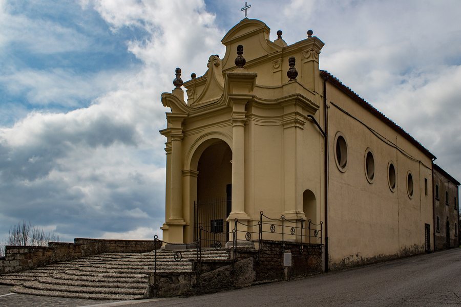 File:Veduta della Chiesa della Madonna del Poggio LUBRIANO.jpg