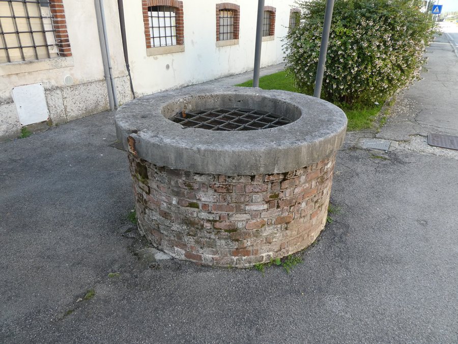 File:Molina di Malo - Pozzo.jpg