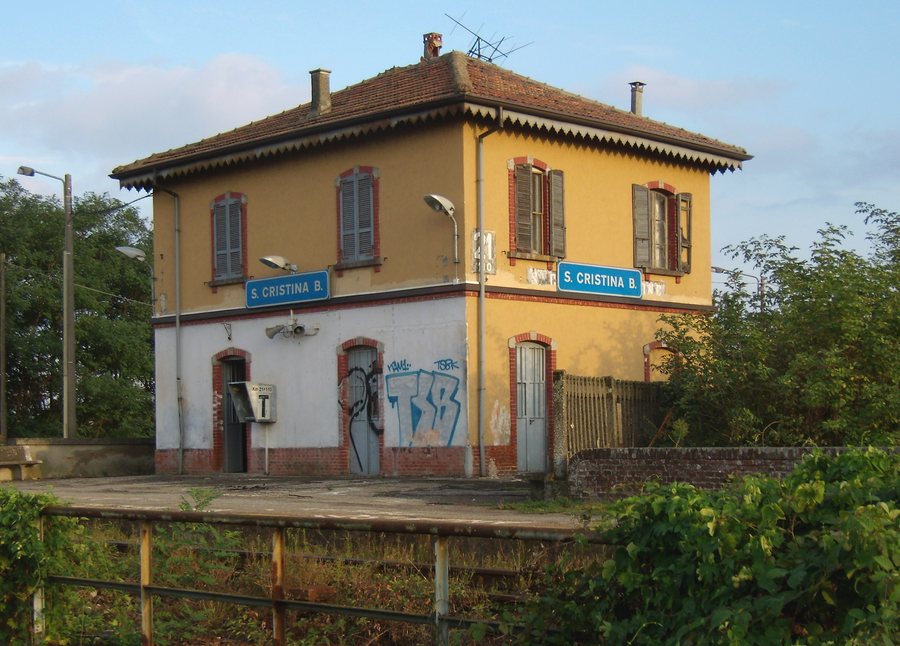 File:Stazione di Santa Cristina e Bissone latobinari.JPG