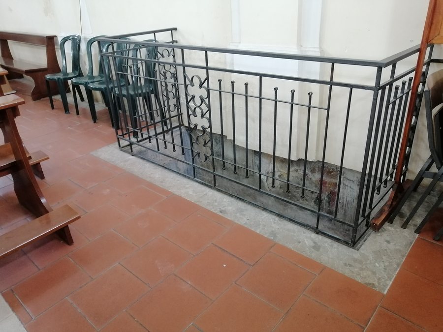 File:Antichi affreschi rovinati visibili al fianco del pavimento di una parte della parete interna della chiesa di San Benedetto da Norcia-Angri (Sa).jpg
