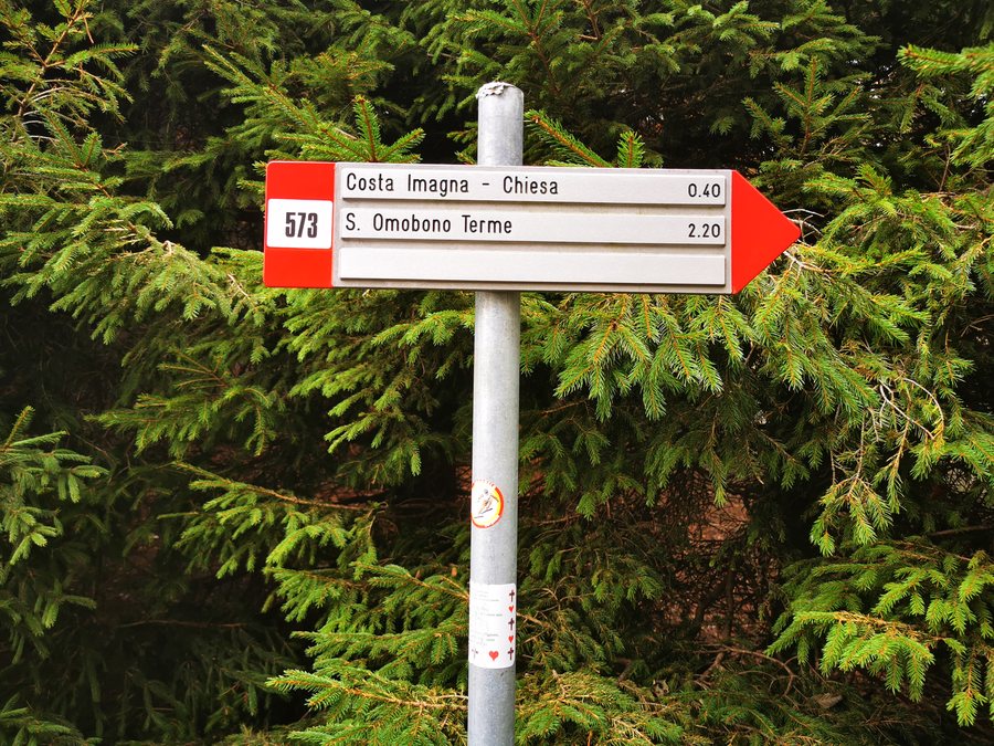 File:Guidepost on route 573 on Via Valcava to Costa Valle Imagna.jpg