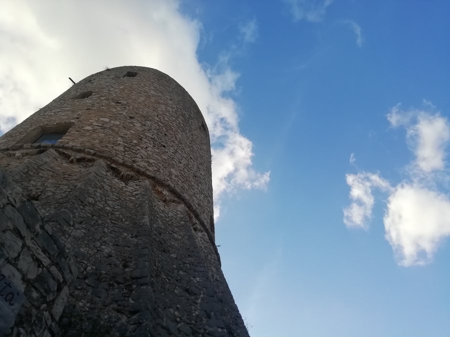 File:Castelcivita Torre Angioina.jpg