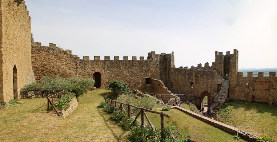 File:Castiglion fiorentino, castello di montecchio vesponi, mura con torri di guardia 03.jpg