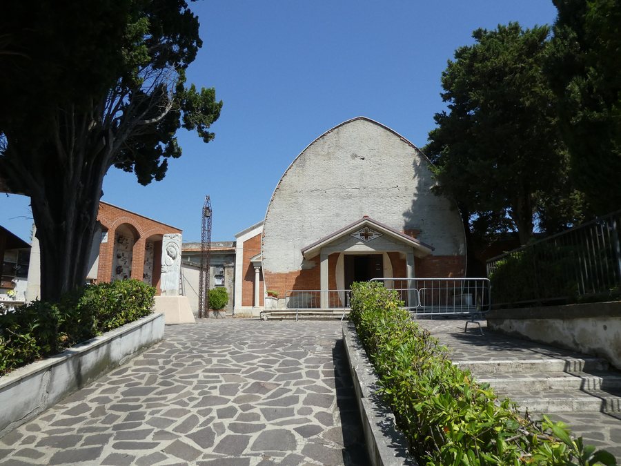 File:Cimitero di Mosciano Sant'Angelo 01.jpg