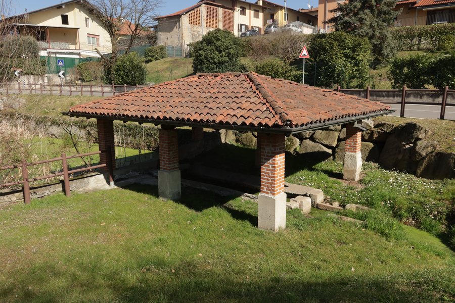 File:Comabbio Antico lavatoio.jpg