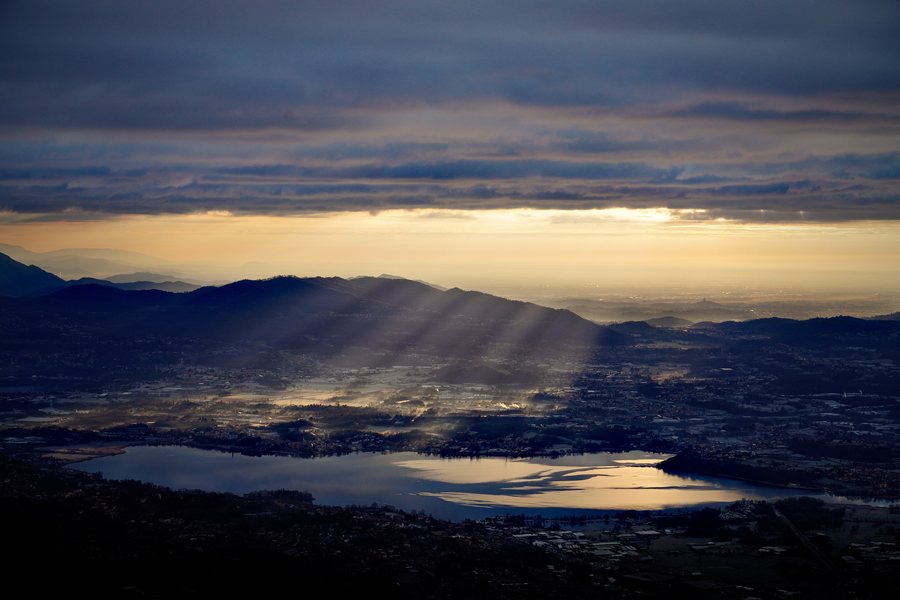 File:Pusiano lake at twilight.jpg