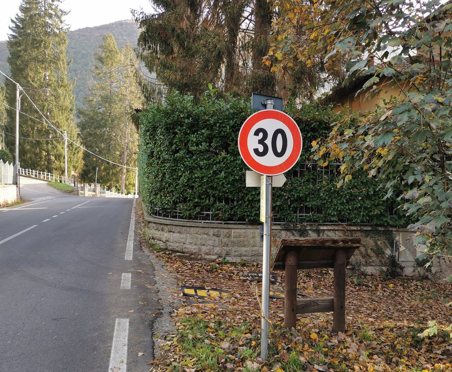 File:Limite velocità in Via Ugo Perego (Valganna).jpg