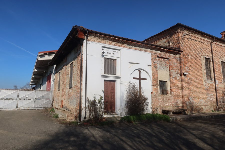 File:Santhià La Mandria Chiesa di Sant'Anna.jpg