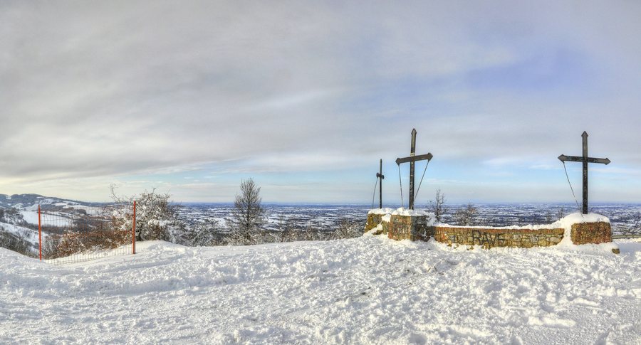 File:Monte delle Tre Croci - Scandiano, Reggio Emilia, Italy - January 31, 2010 01.jpg