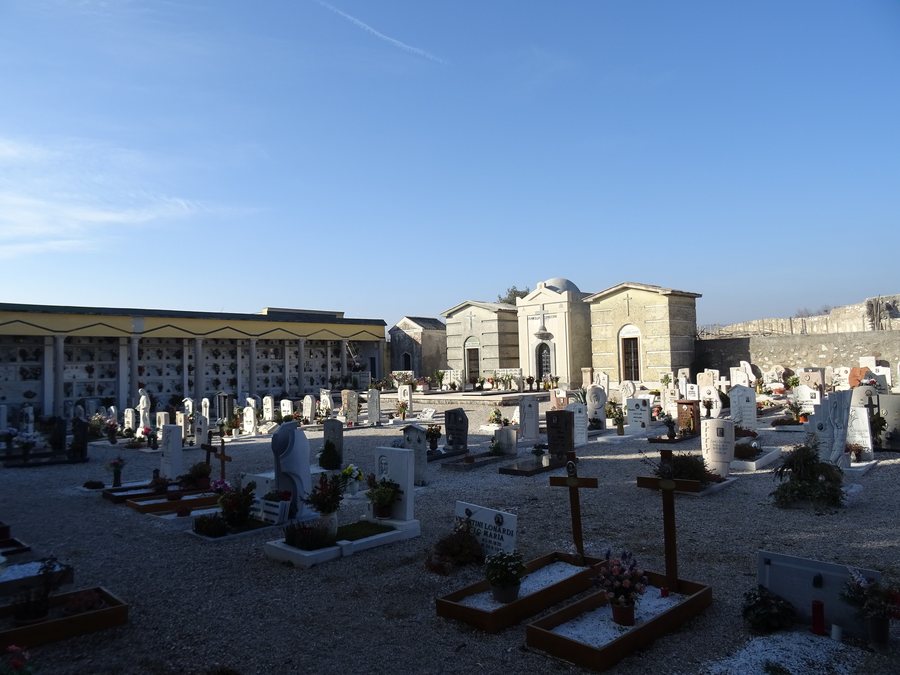 File:Cimitero di Rivoli Veronese 01.jpg