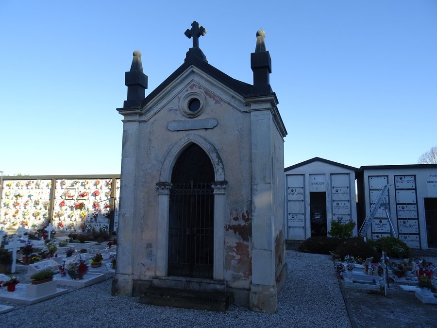 File:Cimitero di Trebaseleghe - Cappellina.jpg