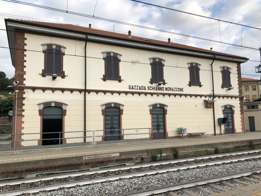 File:Gazzada-Schianno-Morazzone train station.jpg