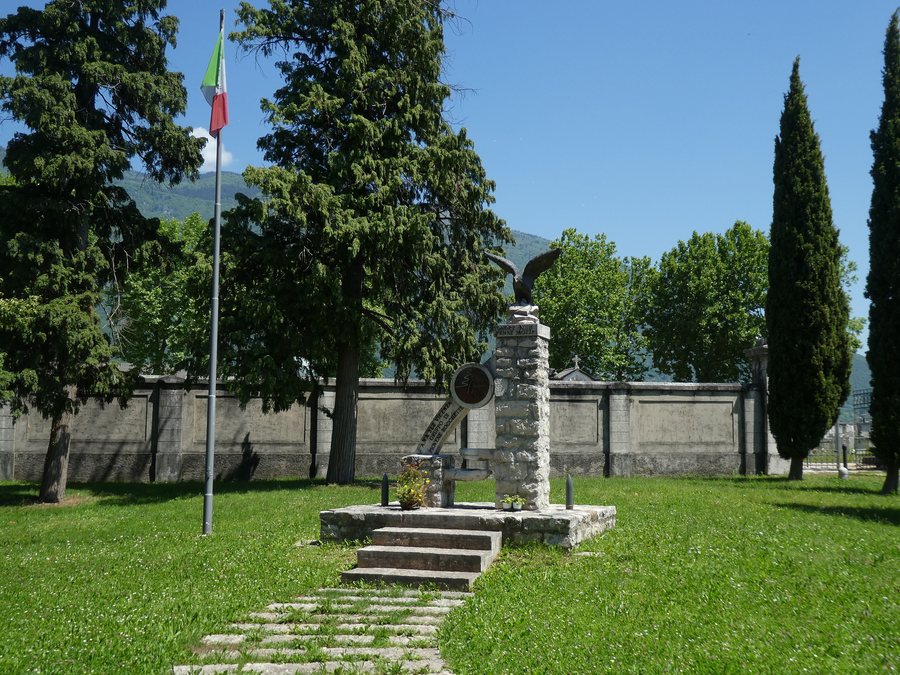 File:Cimitero vecchio di Piovene Rocchette - Monumento agli Alpini.jpg