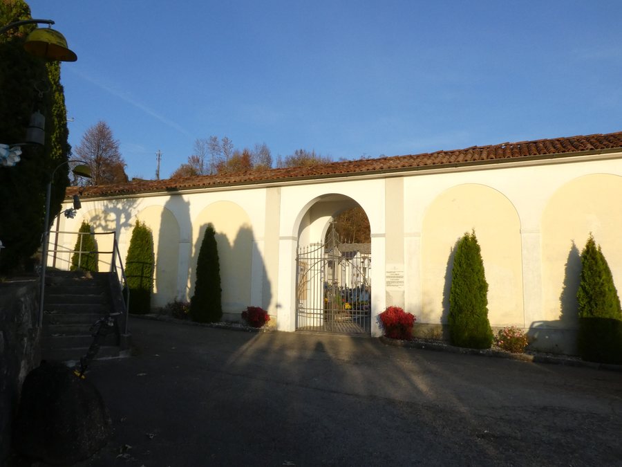 File:Cimitero di San Gregorio nelle Alpi 02.jpg