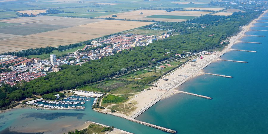 File:Aerial image of Eraclea Mare (view from the southwest).jpg