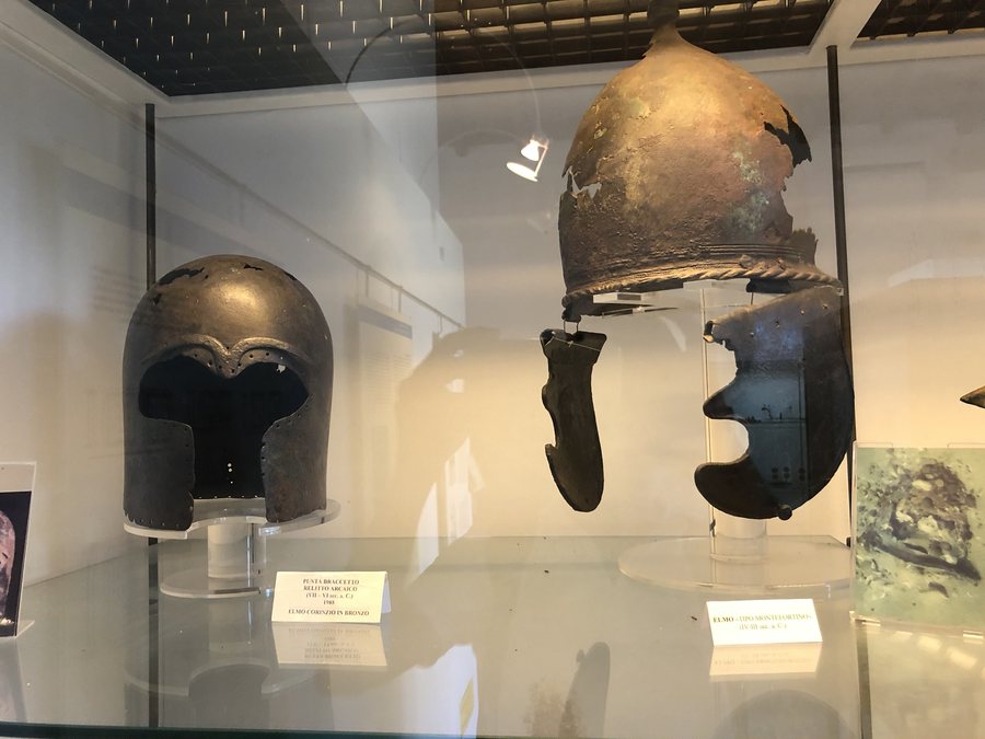 File:Elmi dal relitto di Punta Braccetto.jpg