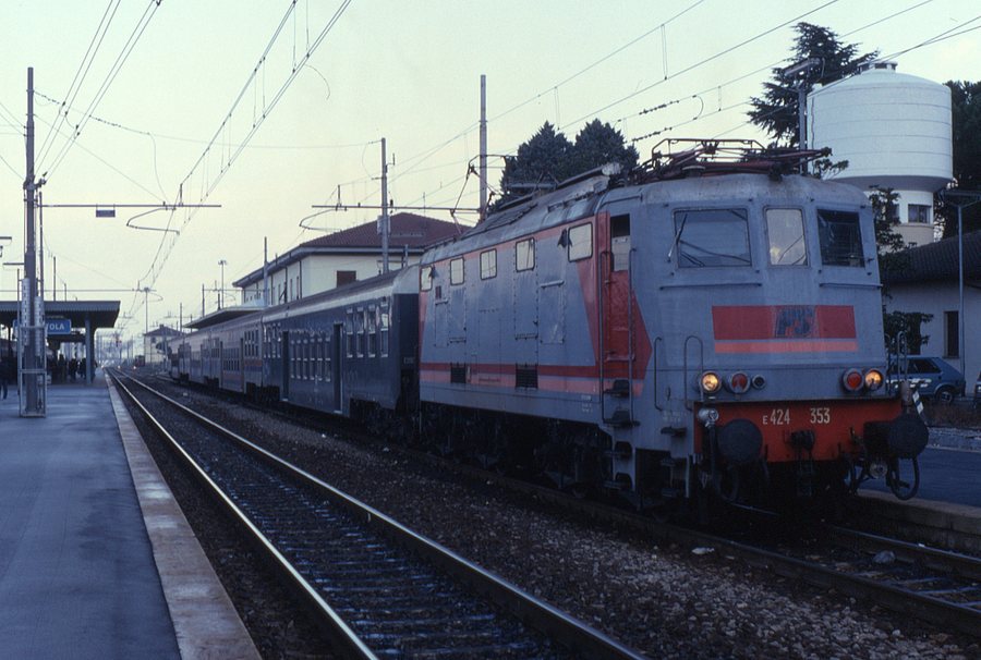 File:11.11.96 Terontola-Cortona E424.353 (14350998827).jpg