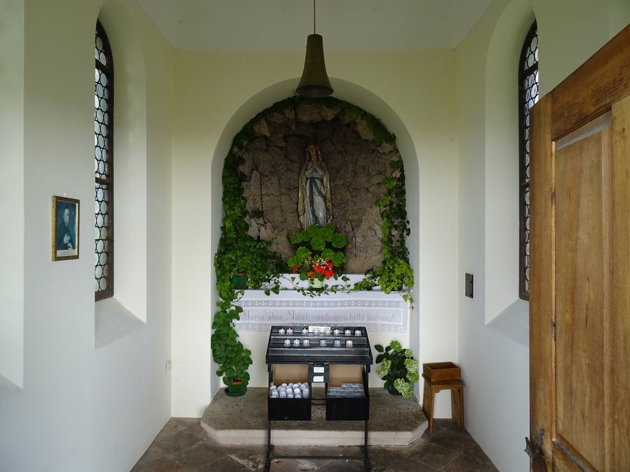 File:Auna di Sopra, cappella di Lourdes - Interno 02.jpg