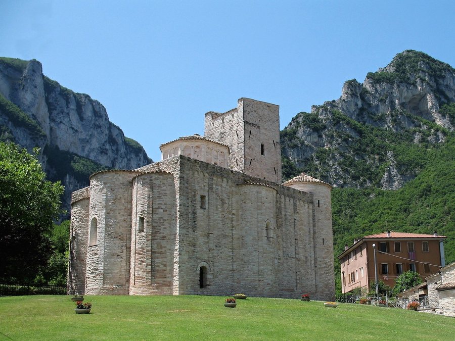 File:San Vittore Genga 2012 (1) - kopie.jpg