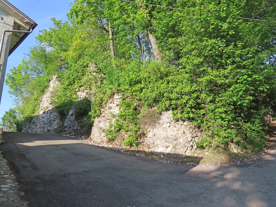 File:Castello (Pieve di Castrignano, Langhirano) - ruderi 1 2022-05-11.jpg