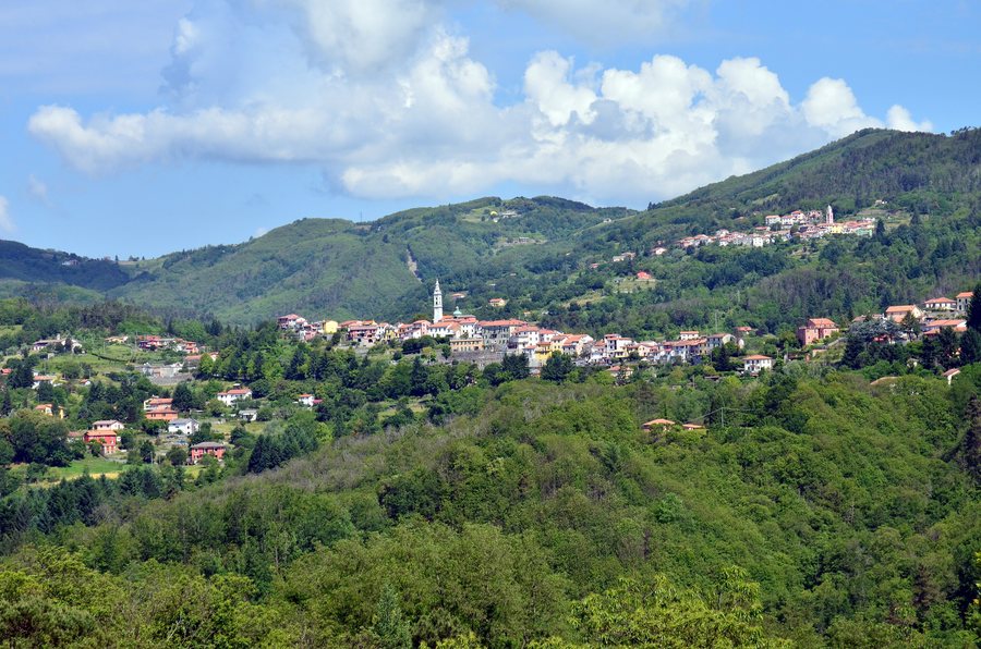 File:Carro e Castello da Ziona-panorama.jpg