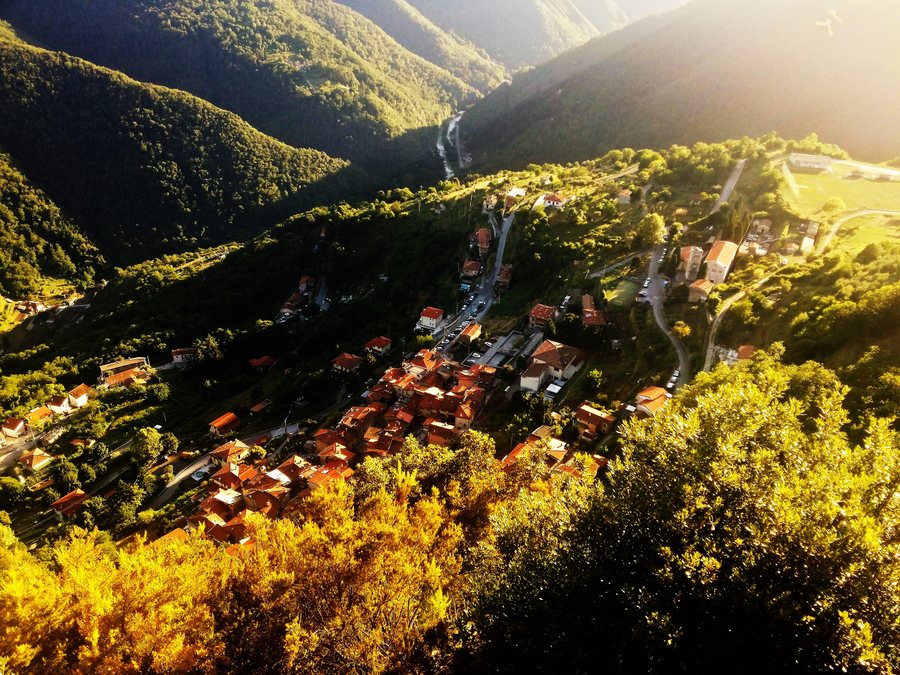 File:Retignano, vista panoramica Alpi Apuane 02.jpg