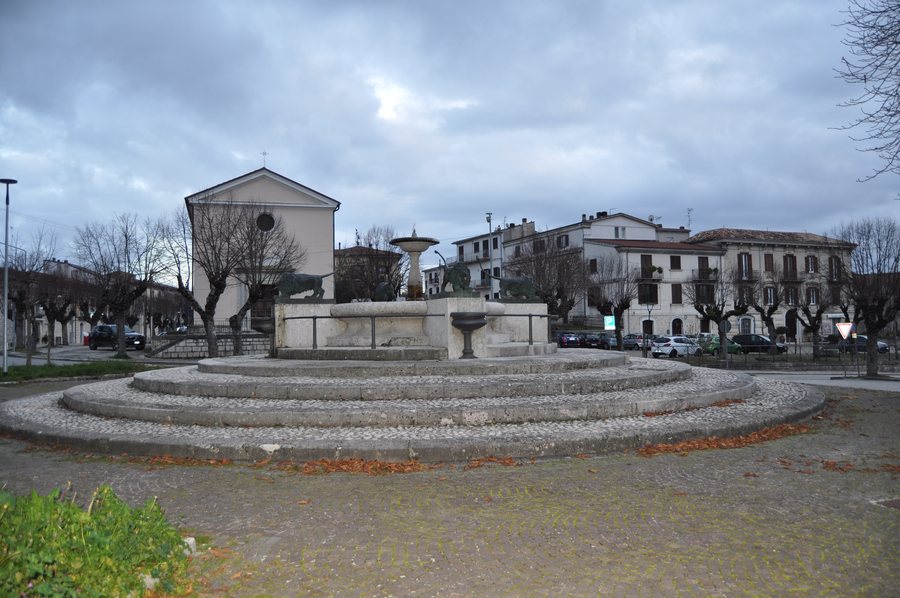 File:Fontana dei quattro leoni a Vinchiaturo - vista d'insieme.jpg