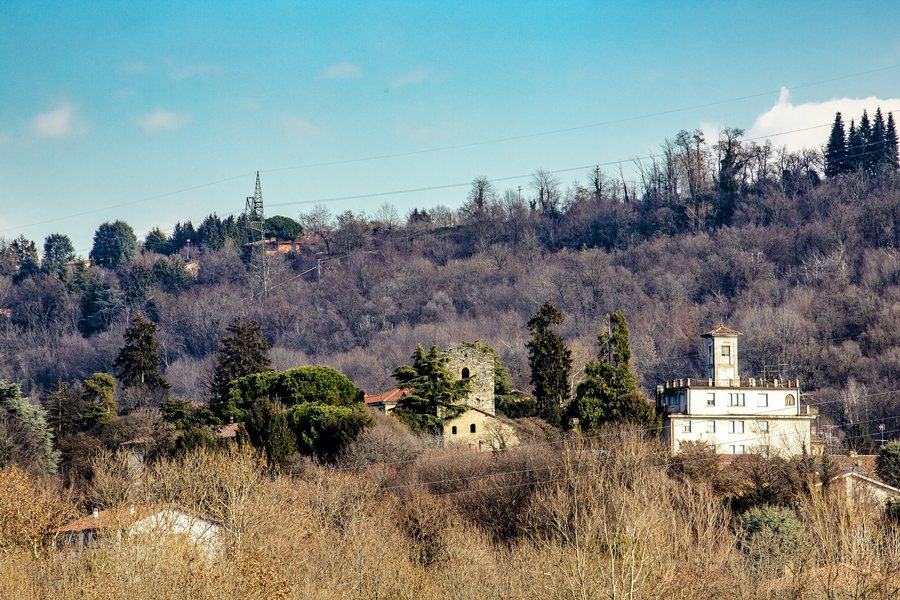 File:Torre di Barzanò.jpg