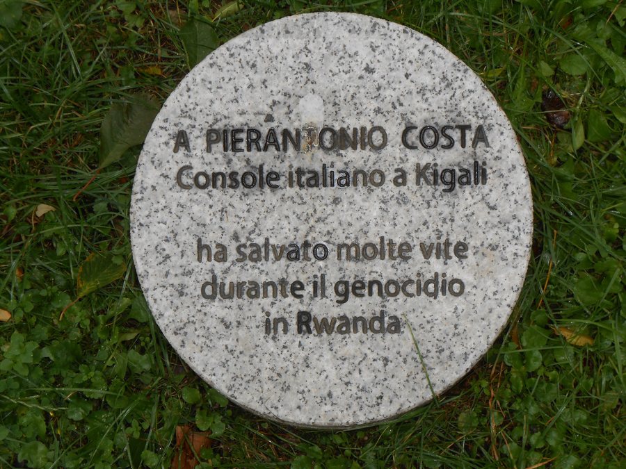 File:Giardino dei Giusti di tutto il mondo - Milano - Italia . Pierantonio Costa.JPG