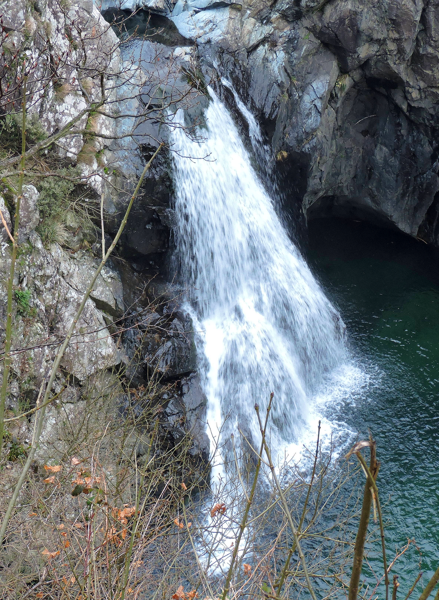 File:Cascata del serpente masone close up.png