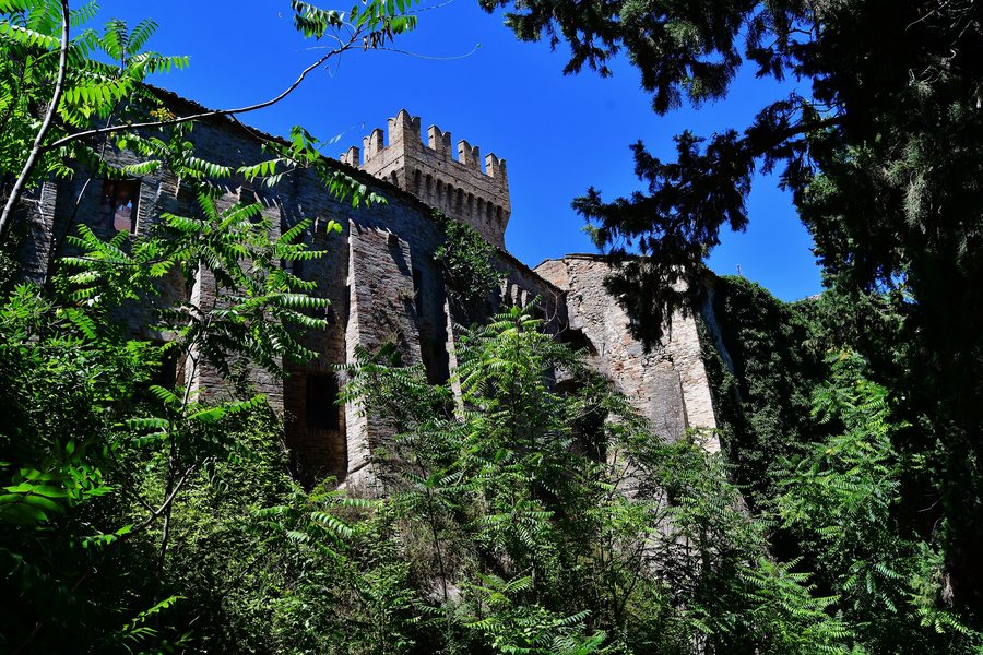 File:Carassai - Rocca di Montevarmine.jpg