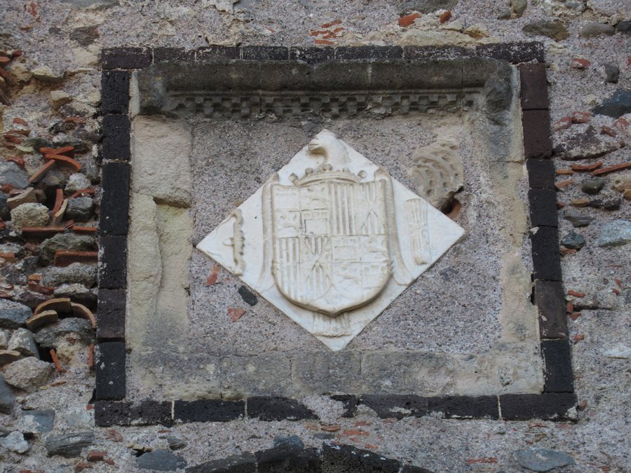 File:Sigillo sopra portone, Castello di Milazzo.jpg