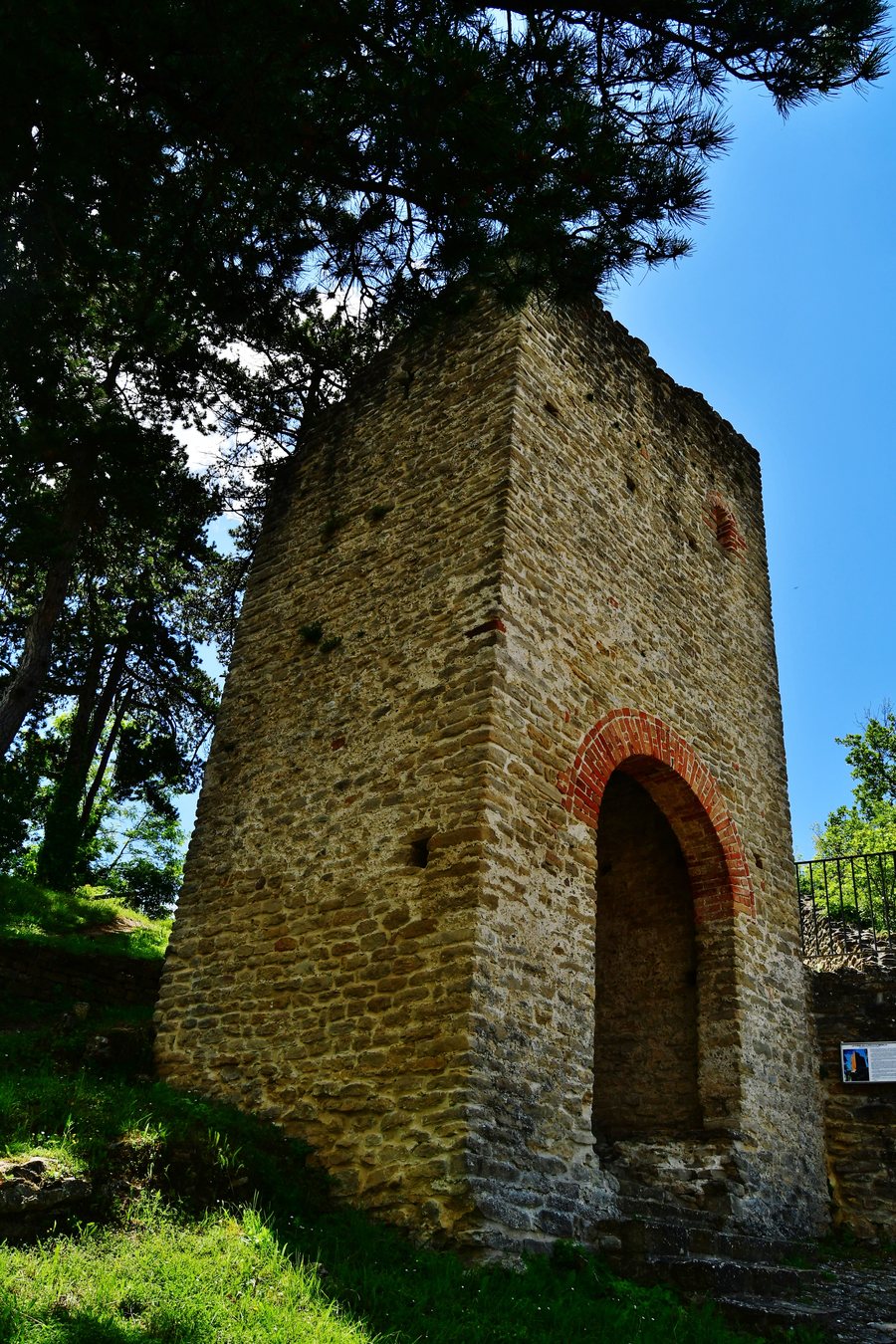 File:Smerillo - La Rocca.jpg