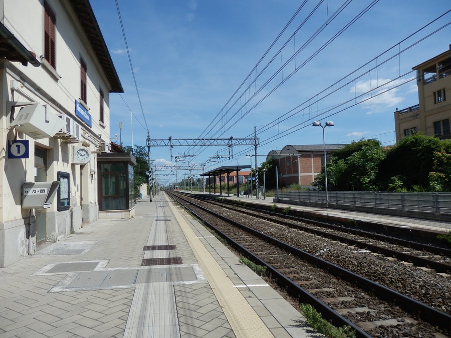 File:2016-08-12 Stazione di Navacchio binari direzione est.jpg