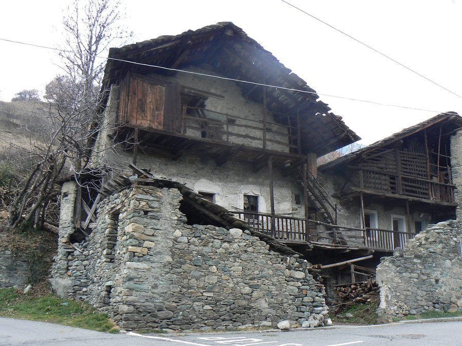 File:Casa Frazione Sizan Challand-Saint-Victor.JPG