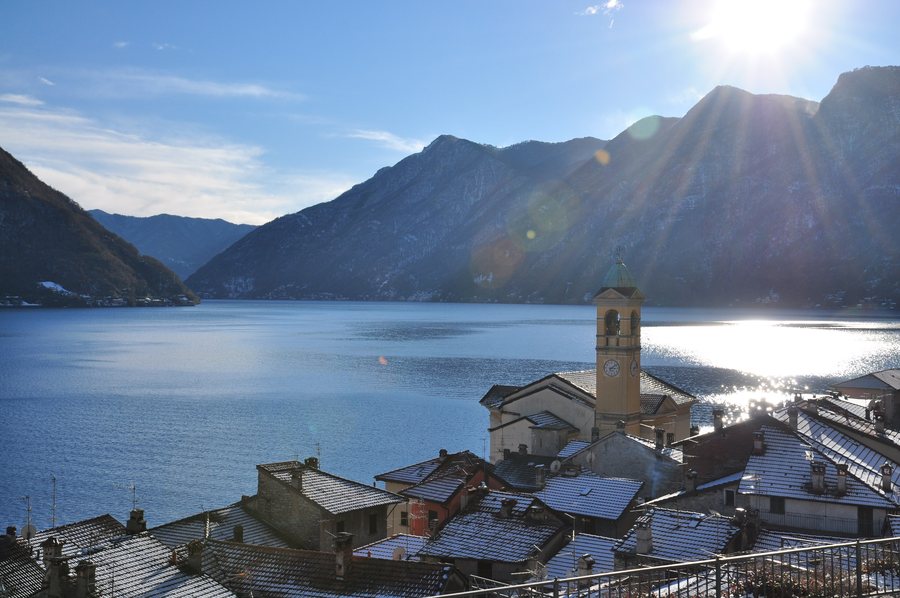 File:Vista di Colonno da Antica Via Regina.jpg