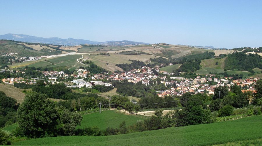 File:Gallo frazione di Petriano.jpg