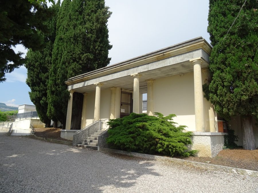 File:Cimitero di Valgatara 01.jpg