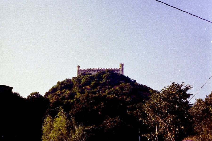 File:Cstello di Montalto Dora, Piemonte, Italia.jpg